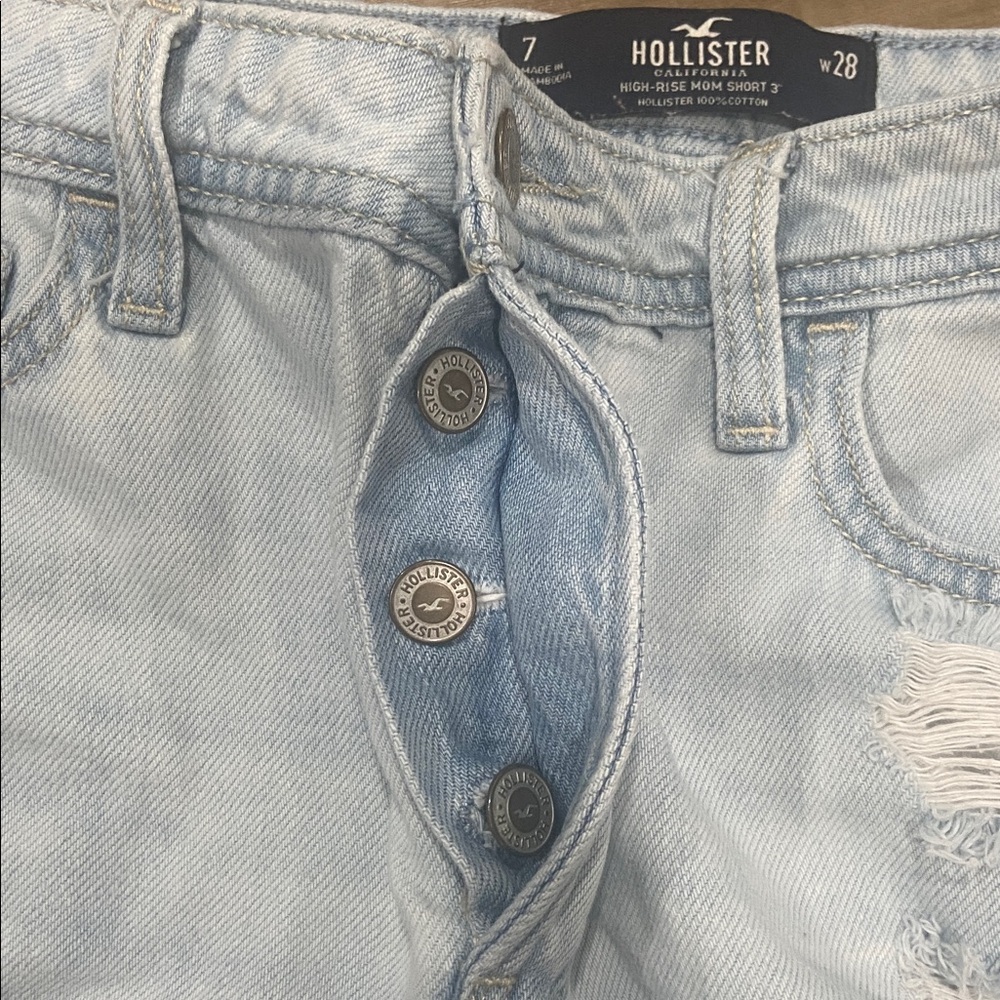 100% cotton Hollister Light Wash Jean Shorts - Picture 7 of 7